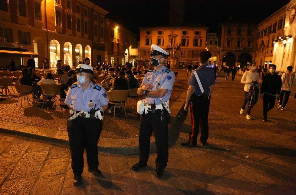 Coronavirus, street tutor e assistenti civici per contenere i rischi della movida 