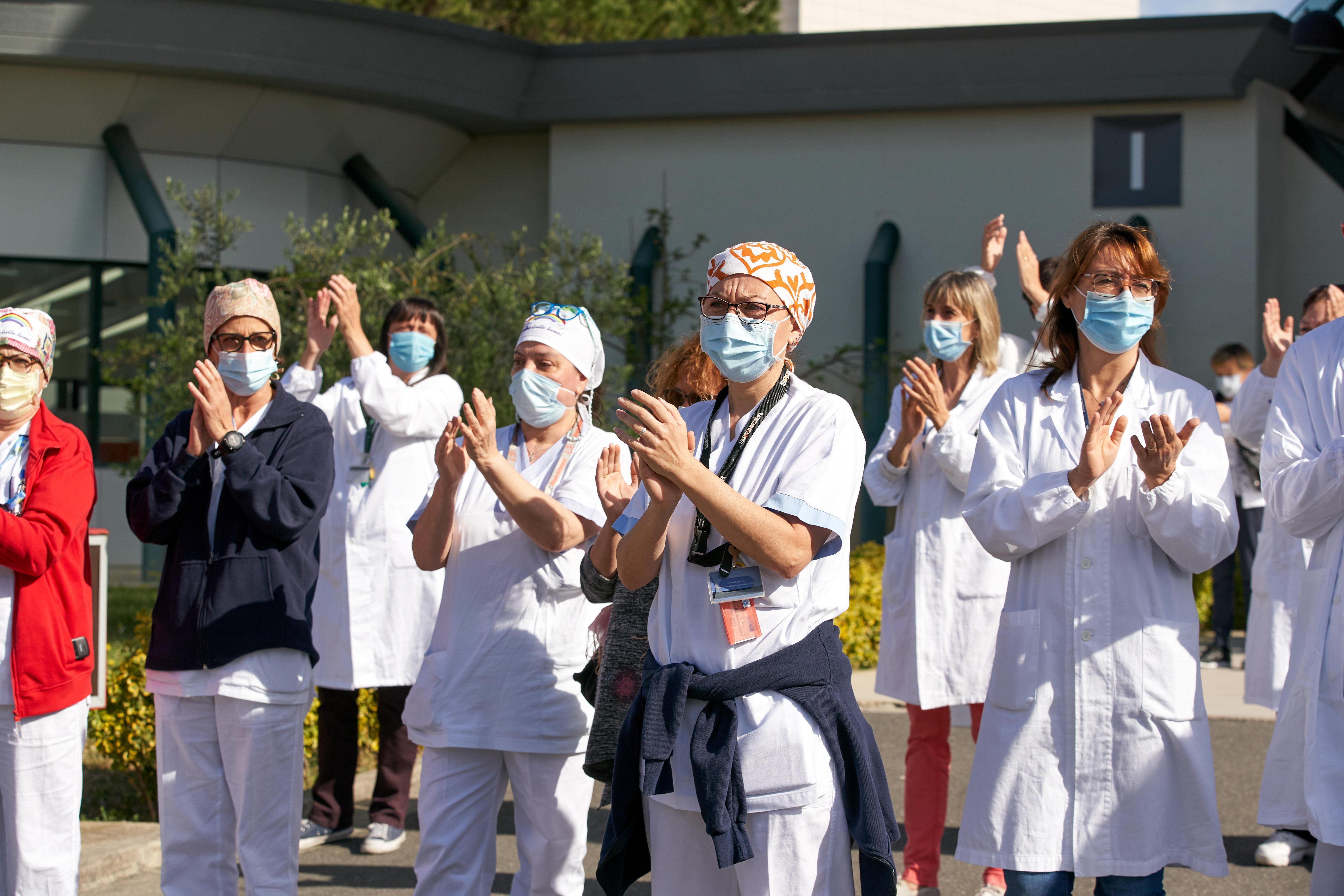 Il personale sanitario dell'ospedale San Giuseppe riceve e ricambia gli applausi per il lavoro svolto durante il duro periodo Covid-19 (foto Sestini)