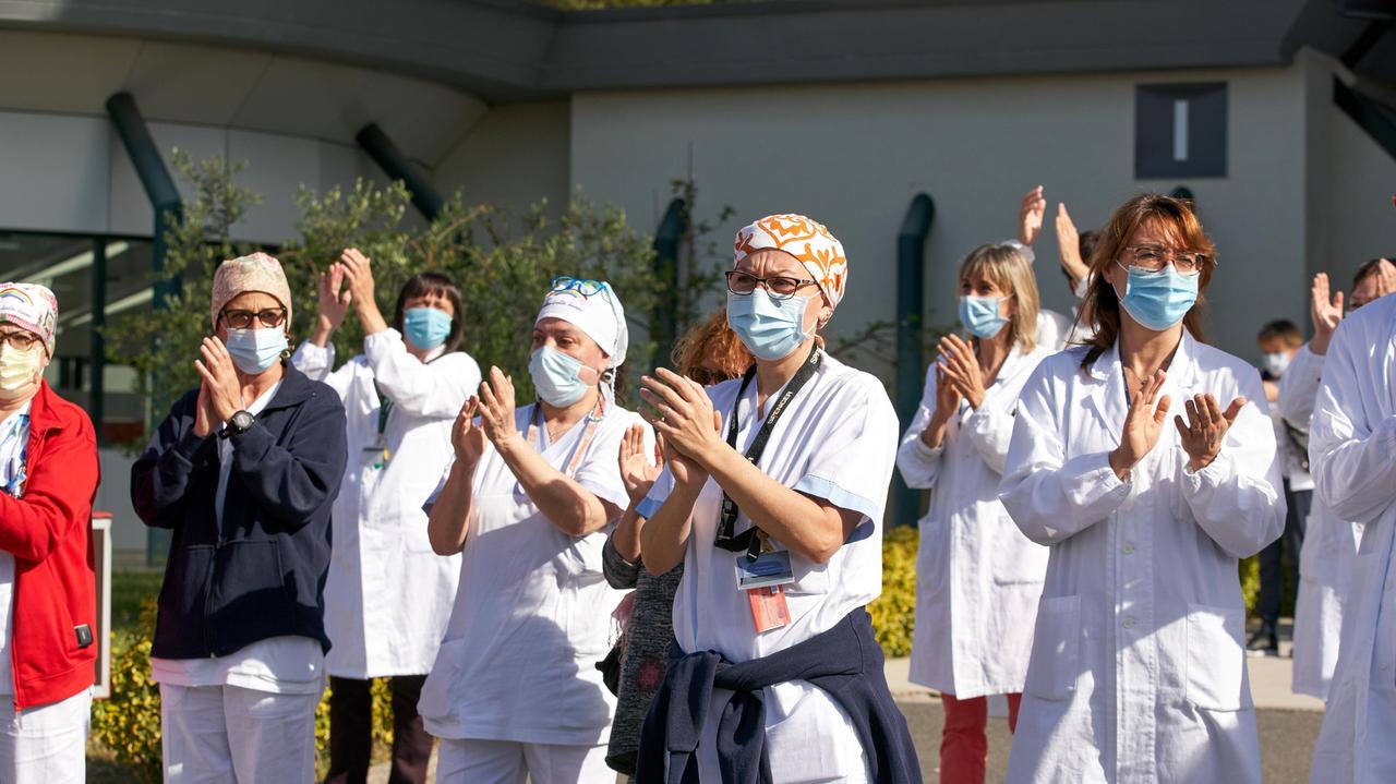 Il personale sanitario dell'ospedale San Giuseppe riceve e ricambia gli applausi per il lavoro svolto durante il duro periodo Covid-19 (foto Sestini)