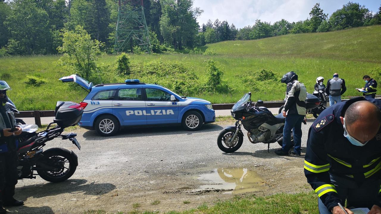 Castelnovo Monti, polizia stradale setaccia l'Appennino a caccia dei motociclisti indisciplinati