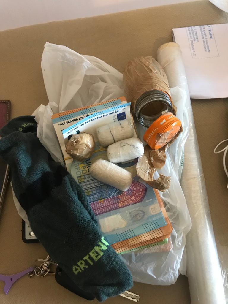 Reggio Emilia, la polizia pedina uno spacciatore fino a Mantova e trova 400 grammi di eroina