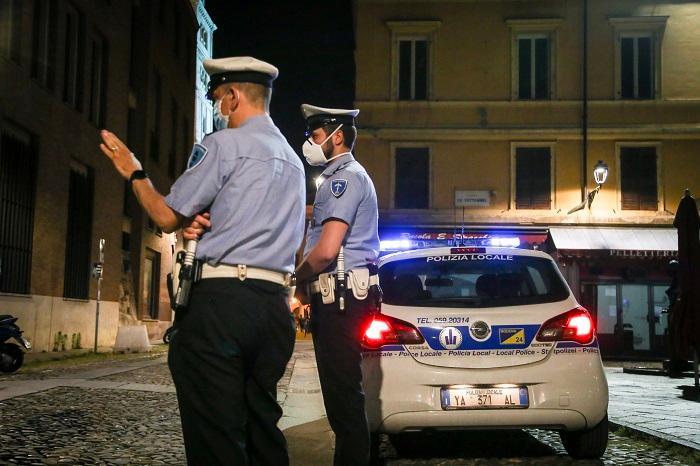 Modena, parco Ferrari: denunciato esibizionista 