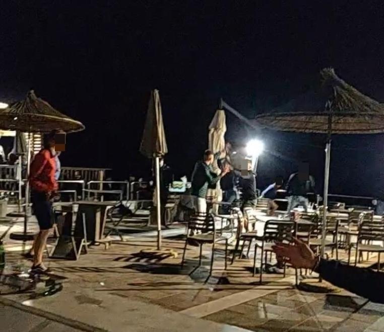 Si azzuffano lanciandosi le sedie, notte di caos a Marina di Cecina 