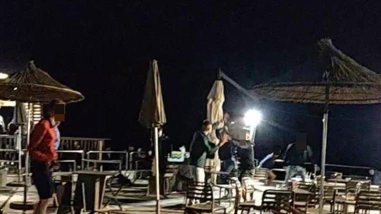 Si azzuffano lanciandosi le sedie, notte di caos a Marina di Cecina