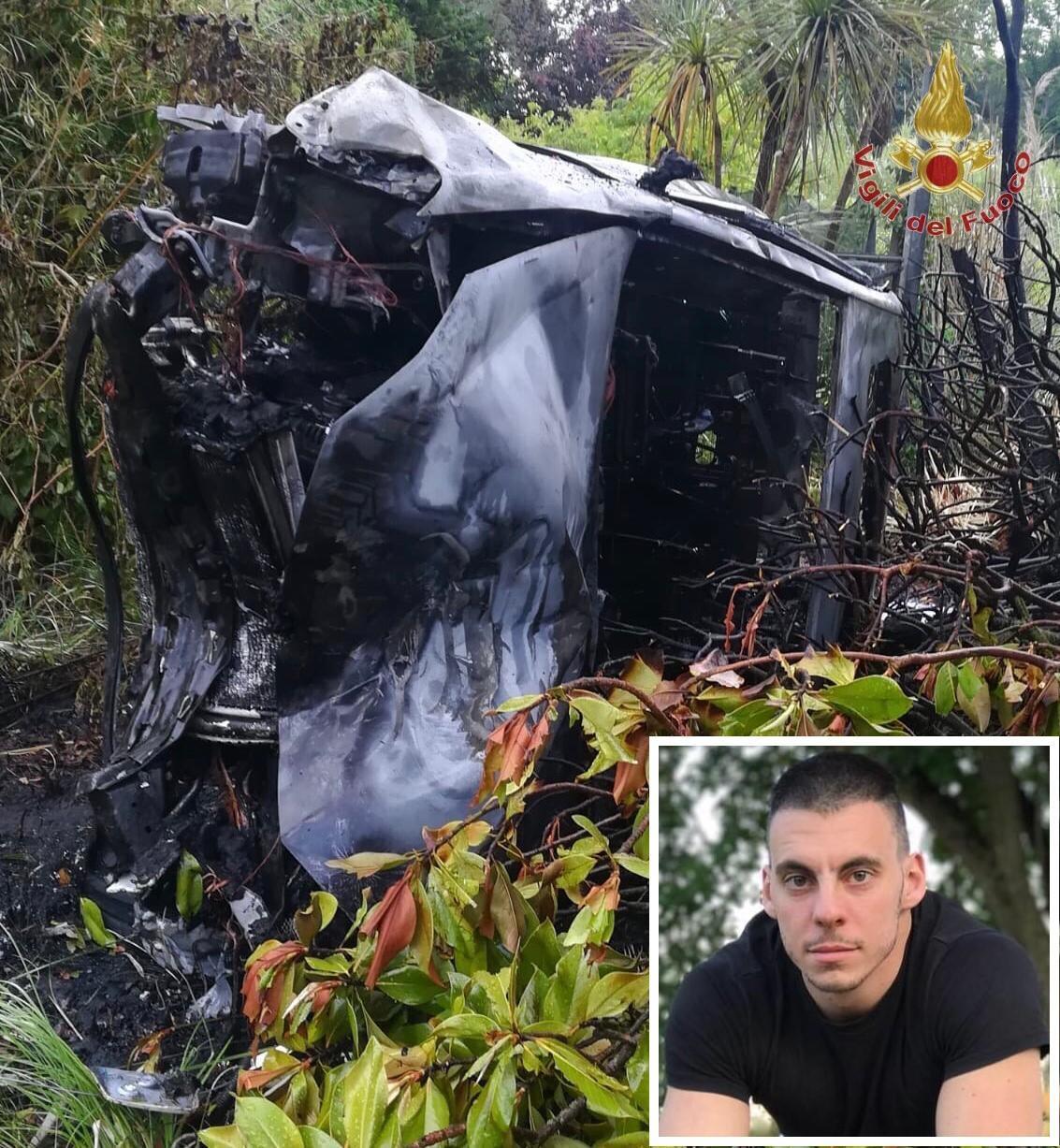 Quello che resta della Golf Gti dopo il fuori strada avvenuto alle 6 di mattina alla rotonda del Cnr