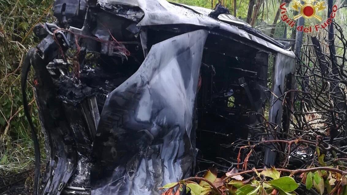 Quello che resta della Golf Gti dopo il fuori strada avvenuto alle 6 di mattina alla rotonda del Cnr
