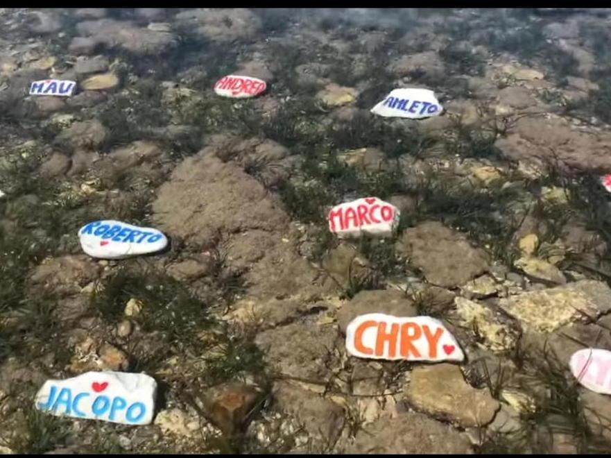 Un mare di ricordi e d’amore per chi non c’è più: sulle pietre i nomi su cui la città ha pianto 