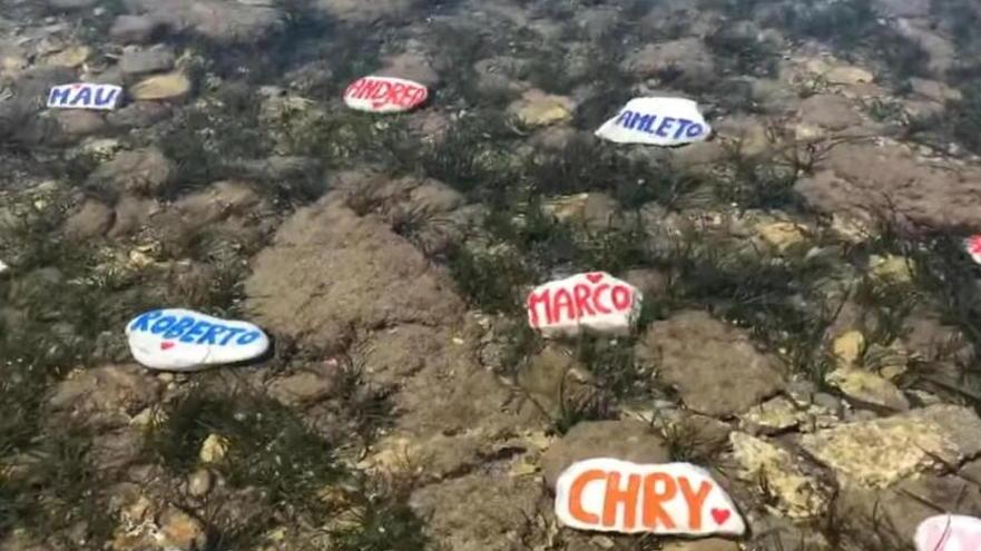 Un mare di ricordi e d’amore per chi non c’è più: sulle pietre i nomi su cui la città ha pianto