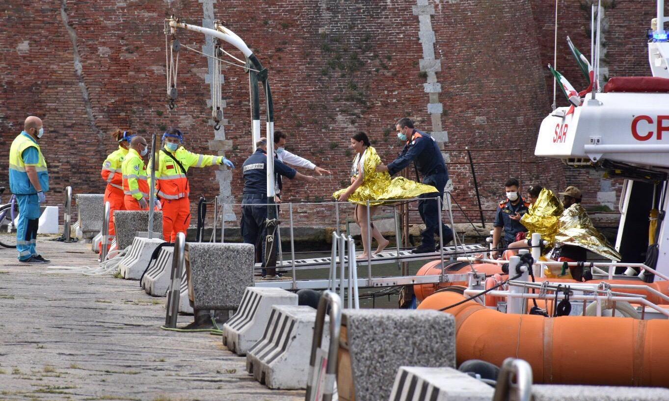 Il momento dello sbarco dopo il naufragio (foto Michele Silvestri/Marzi)