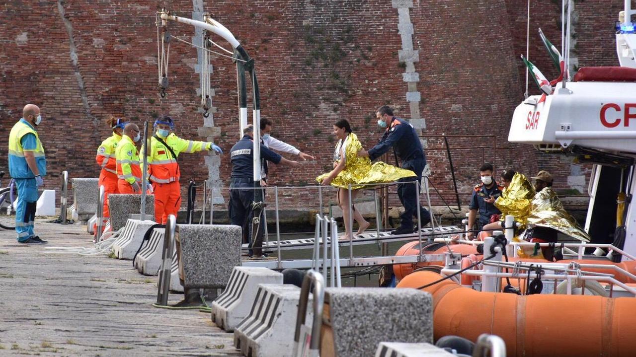 Il momento dello sbarco dopo il naufragio (foto Michele Silvestri/Marzi)