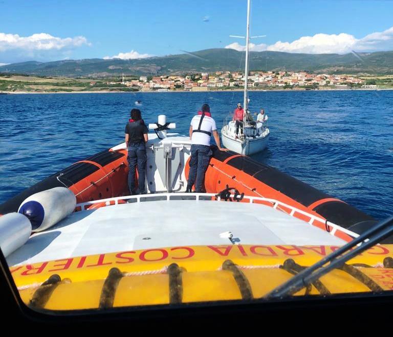 Con la barca in avaria davanti a Is Arenas: in salvo due diportisti
