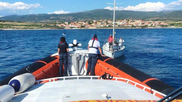 Con la barca in avaria davanti a Is Arenas: in salvo due diportisti