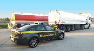 "Non vendo mozzarelle, faccio il contrabbandiere": così parlava al telefono la banda dei carburanti