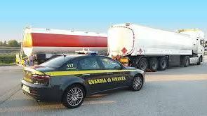 "Non vendo mozzarelle, faccio il contrabbandiere": così parlava al telefono la banda dei carburanti