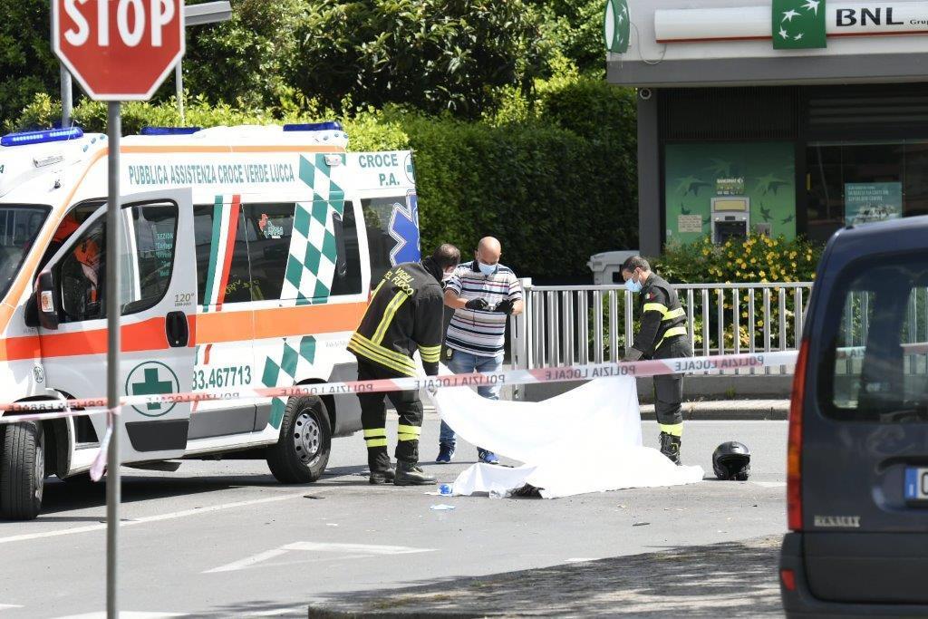 Scontro frontale fra una moto e uno scooter: muoiono sul colpo due ragazzi e un 38enne