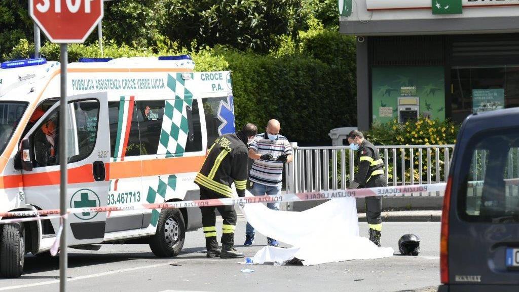 Scontro frontale fra una moto e uno scooter: muoiono sul colpo due ragazzi e un 38enne