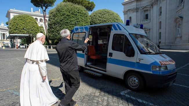 Papa: dona ambulanza per poveri di Roma