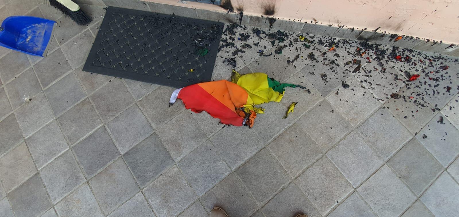 Omofobia, incendiano la bandiera arcobaleno al bimbo di due papà