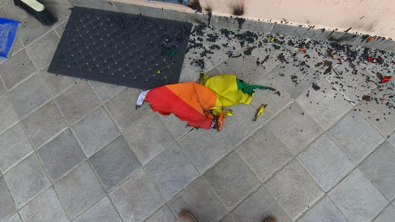 Omofobia, incendiano la bandiera arcobaleno al bimbo di due papà