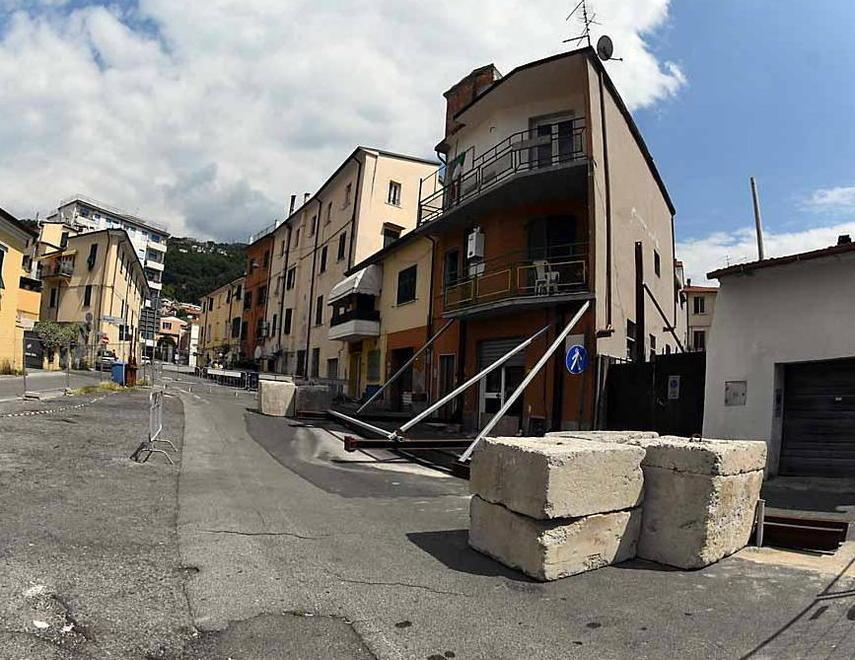 Palazzina in via delle Mura, i picchetti non fermano le crepe