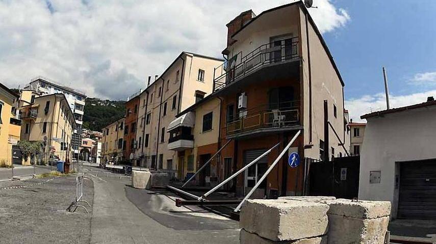 Palazzina in via delle Mura, i picchetti non fermano le crepe
