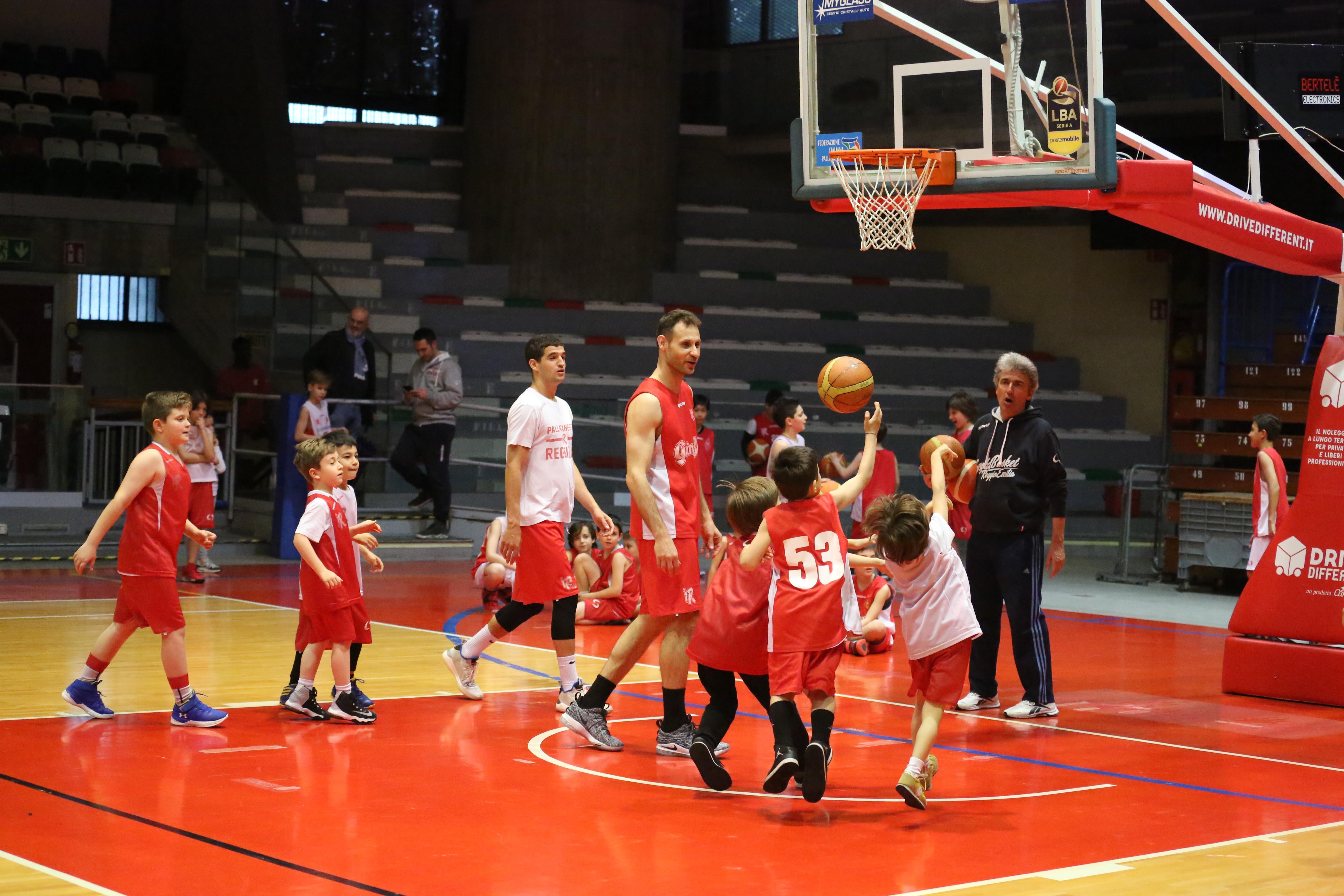 Una partitella con i campioni della Grissin Bon per i bambini della Scuola Basket Reggio