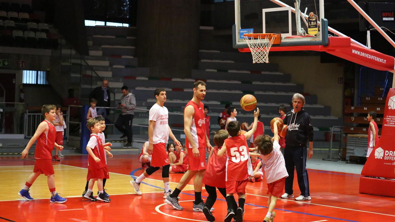 Una partitella con i campioni della Grissin Bon per i bambini della Scuola Basket Reggio
