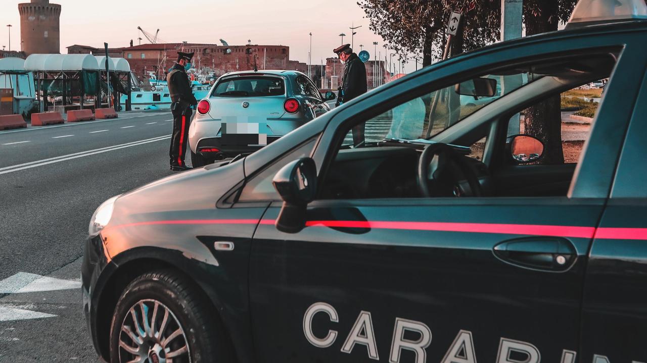 Una pattuglia dei carabinieri vicino ai Quattro Mori (foto Marzi)