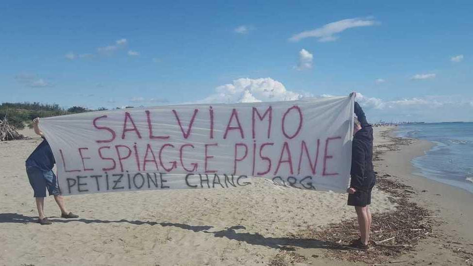 Lo striscione contro l’ampliamento del porto di Livorno apparso sul Litorale pisano