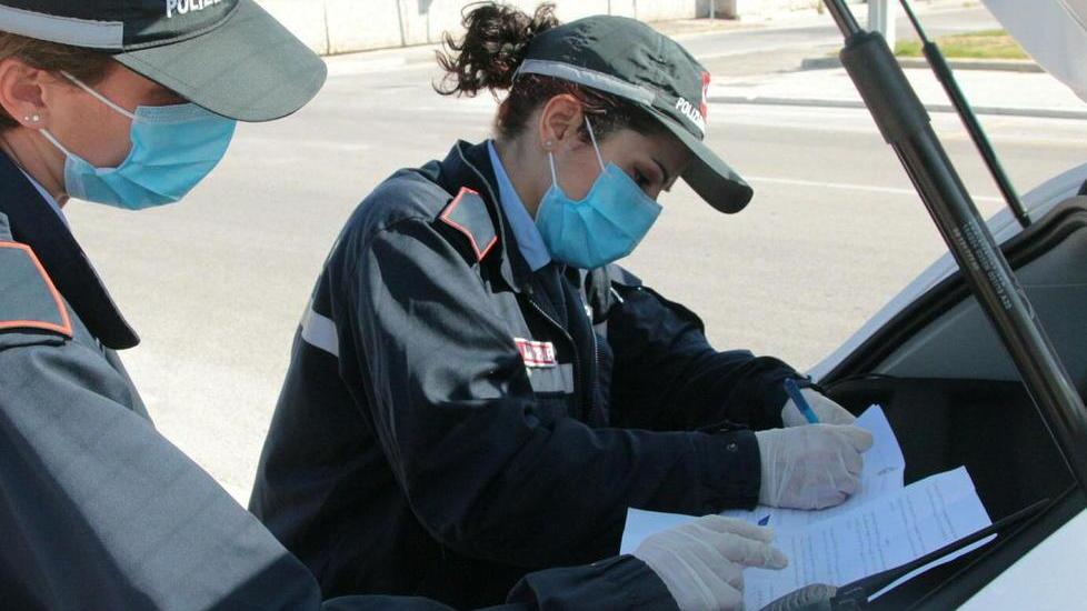 Tavoli troppo vicini, due bar multati dalla polizia municipale