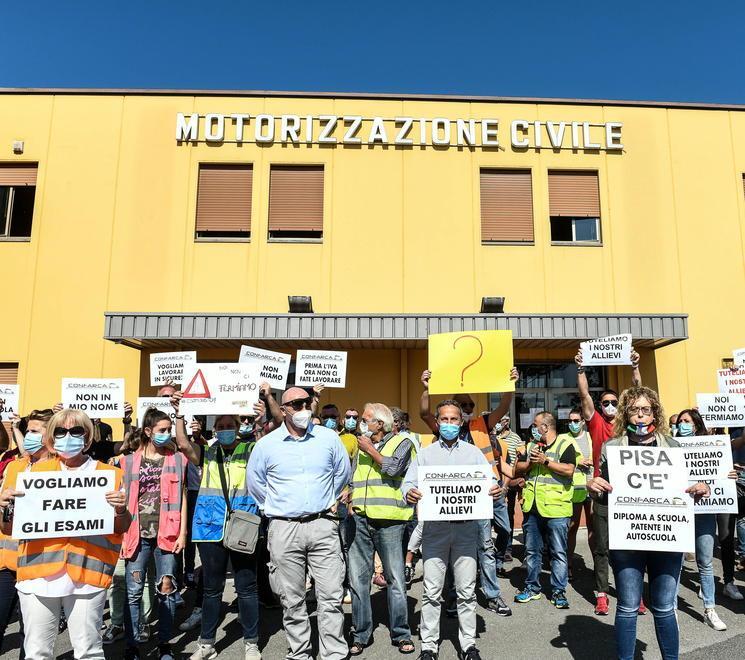 Le autoscuole protestano: «Serve velocizzare gli esami per la patente» 