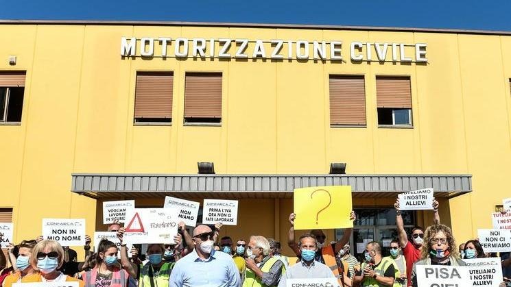 Le autoscuole protestano: «Serve velocizzare gli esami per la patente»