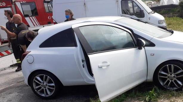 Auto scivola nel canale, il conducente esce in tempo