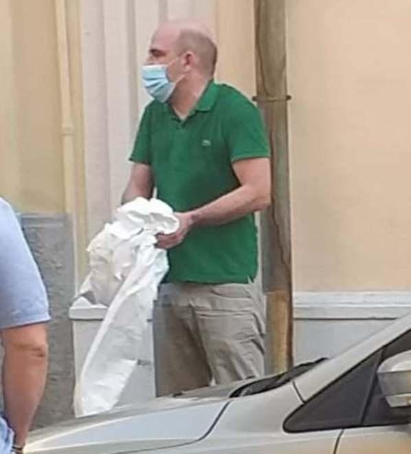 Nell’alloggio passando da una finestra in via Vespucci