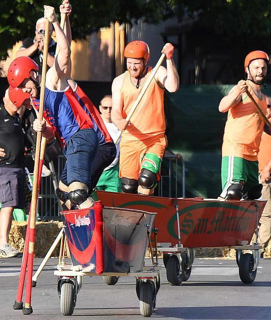 Niente barchini, le contrade si sfidano a colpi di quiz