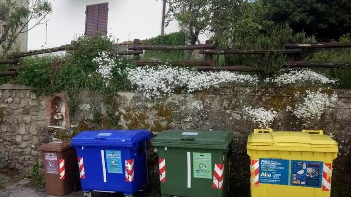 Spazzatura a ridosso delle case i residenti chiedono il trasloco