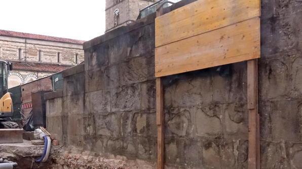 L’Anpi: «Offensivi i cassonetti sotto la targa per i volontari»