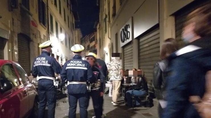 Doppia rissa in centro con spray al peperoncino «Ora basta, fate qualcosa»