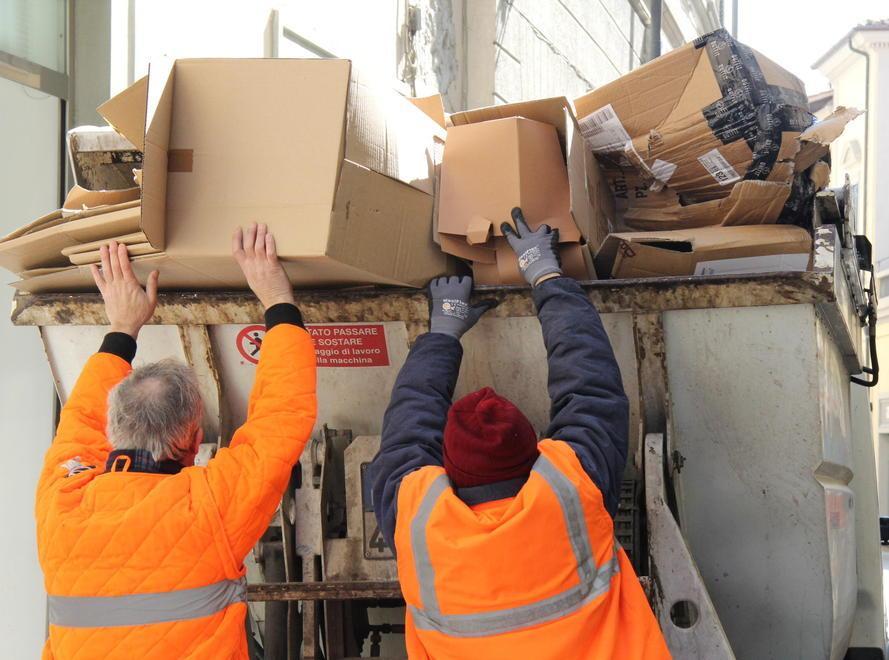 Rifiuti in calo con la chiusura delle attività Le mascherine vanno nell’indifferenziato 