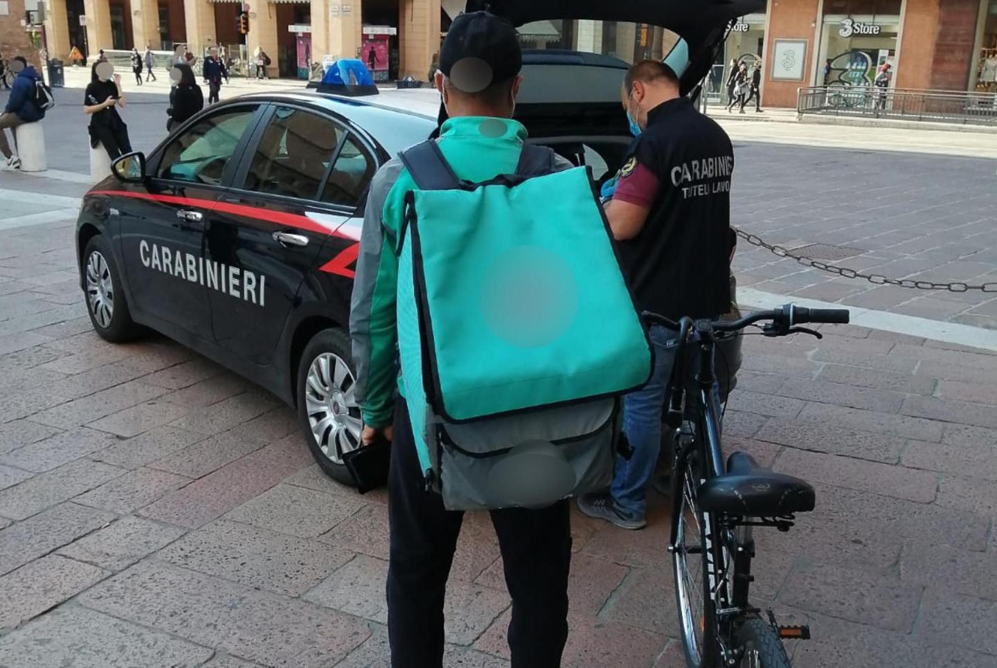 Uber e il caporalato sui riders, scattano i controlli anche in città