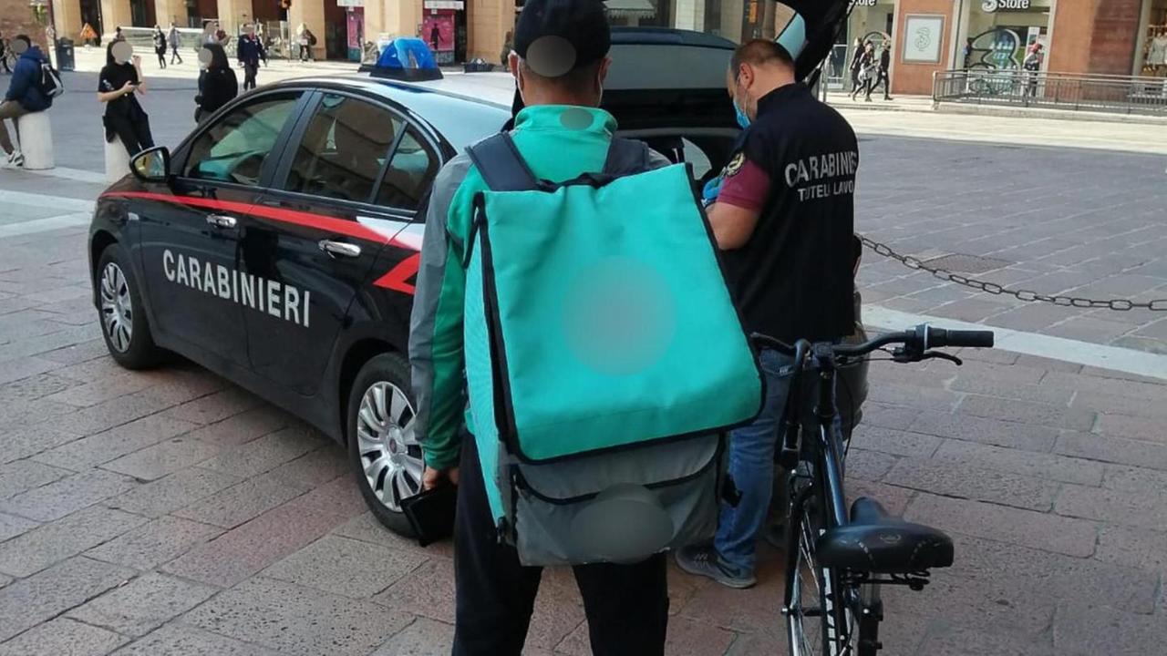 Uber e il caporalato sui riders, scattano i controlli anche in città
