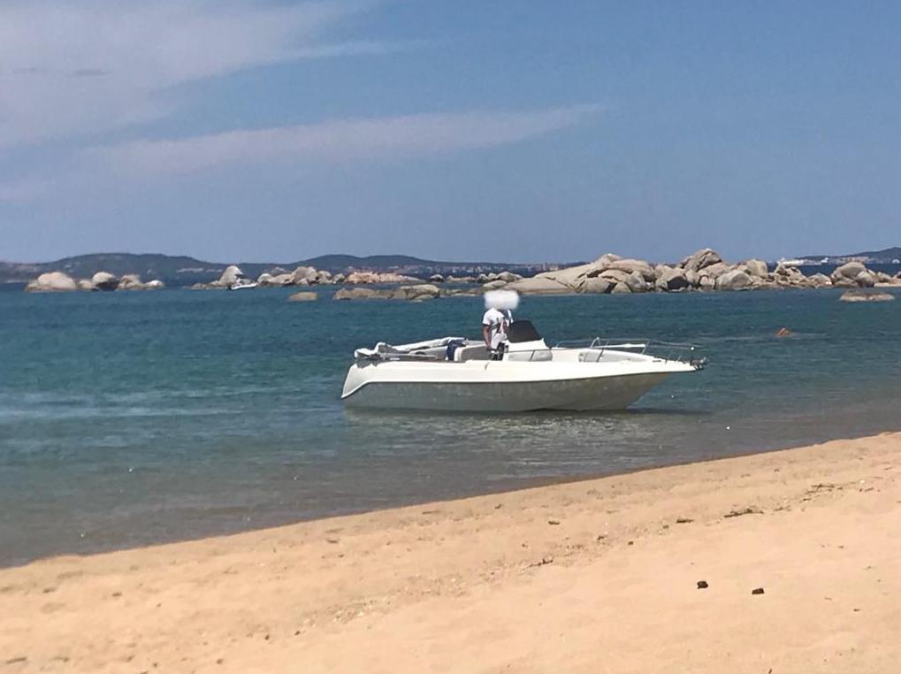 Riecco i cafoni del mare, i bagnanti li bloccano 