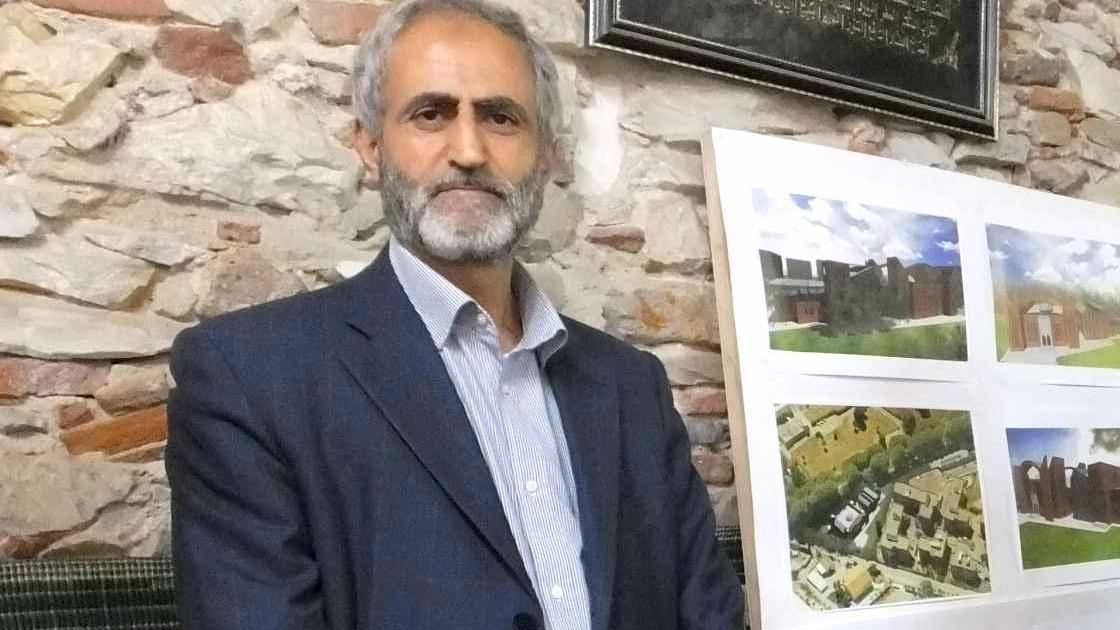 Mohammad Khalil con i progetti della moschea