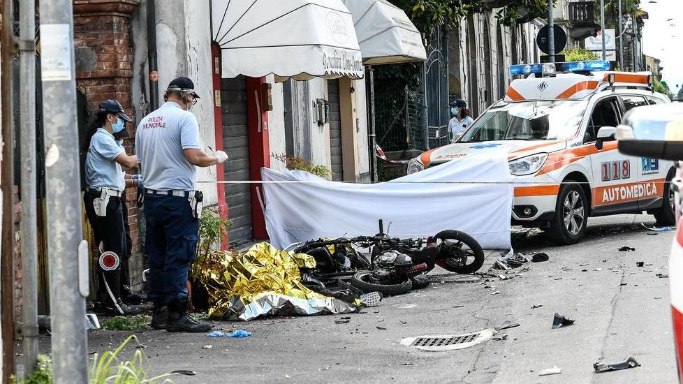 Moto contro scooter: la dinamica dello scontro e tre giovani vite spezzate in un istante