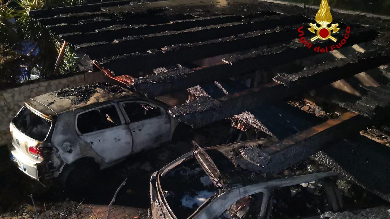 Osilo, incendio in una villetta: distrutte due auto e una tettoia