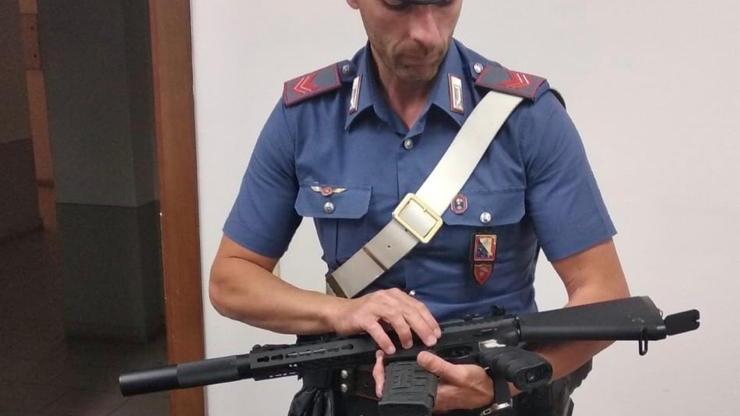 Il fucile ad aria compressa, fedele riproduzione soft-air di un’arma da guerra funzionante a batteria