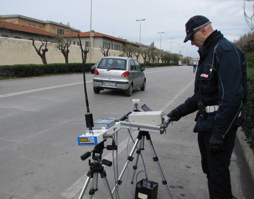 Da lunedì parte l’autovelox sul lungomare: «Basta correre, chi sgarra prende la multa» 