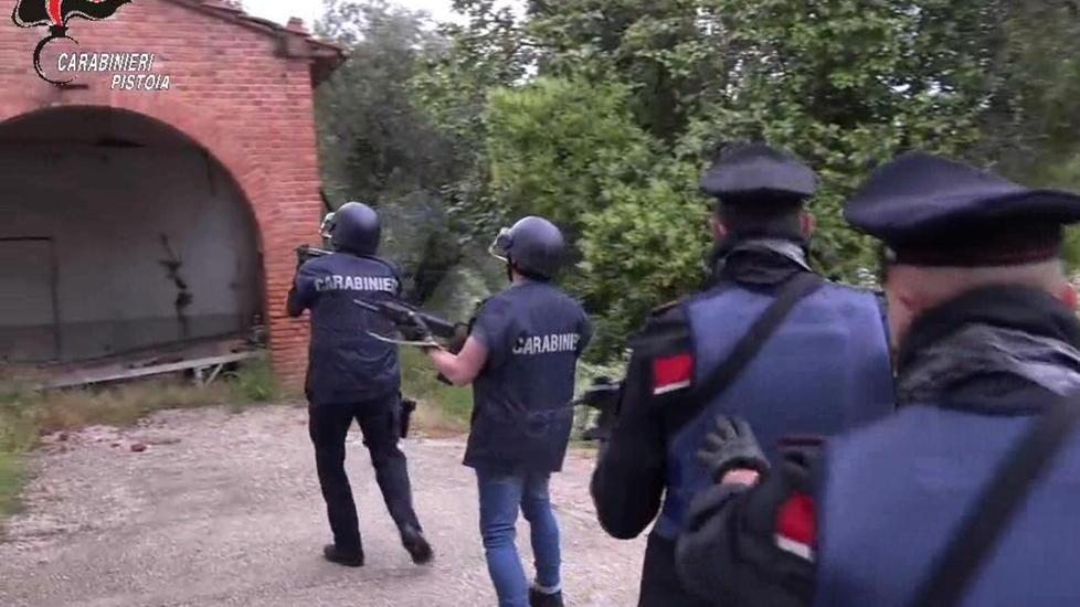 Spacciano eroina vicino alle scuole e sul treno: la tecnica usata per l'indagine e gli 8 finiti dietro le sbarre
