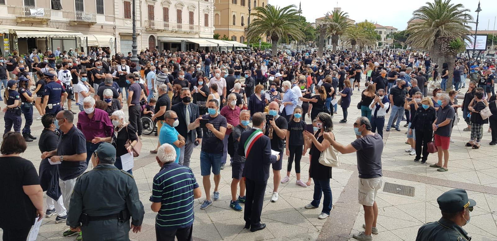 La Maddalena, flash mob in piazza per salvare l'ospedale Merlo