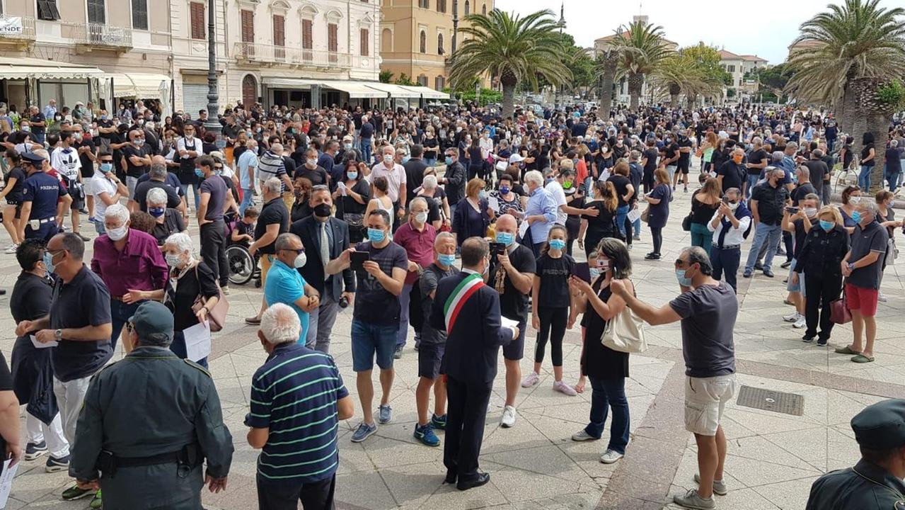 La Maddalena, flash mob in piazza per salvare l'ospedale Merlo
